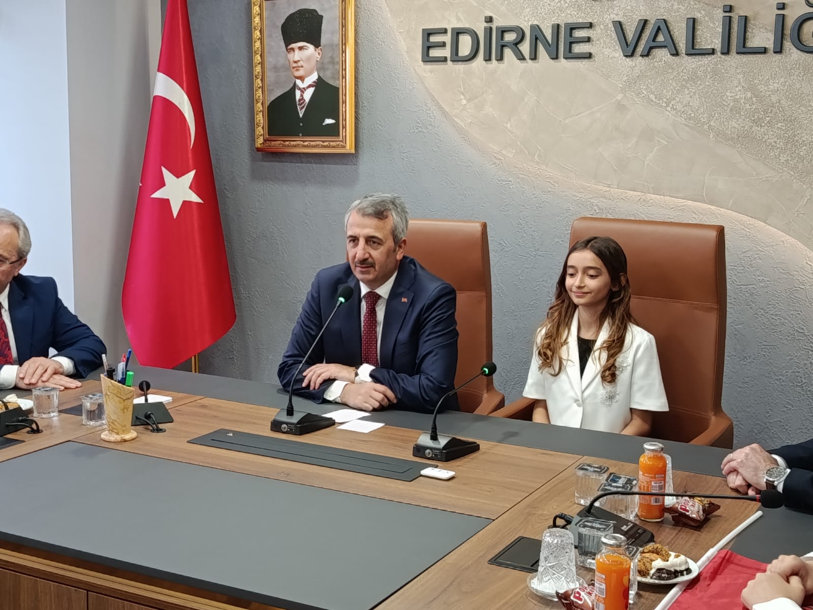 Edirne Valisi Yunus Sezer, 23 Nisan Ulusal Egemenlik ve Çocuk Bayramı kutlamaları kapsamında düzenlenen 
